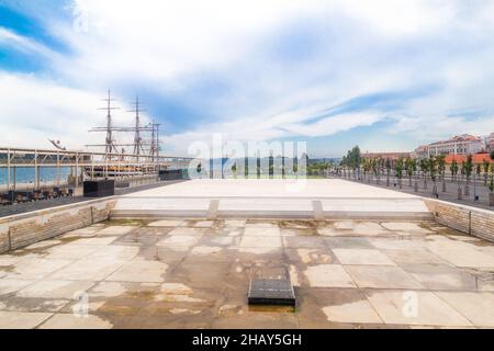 Schöne Sicht auf den Hafen in Lissabon, Portugal Stockfoto