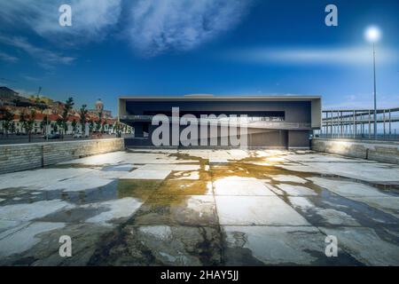 Schöne Sicht auf den Hafen in Lissabon, Portugal Stockfoto