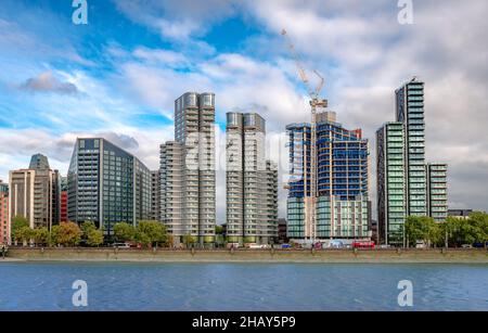 Corniche, Dumond und Meran,3 luxuriöse Bauprojekte, die das Albert Embankment Plaza in Lambeth bilden, mit Crowne Plaza Hotel auf der linken Seite. Stockfoto