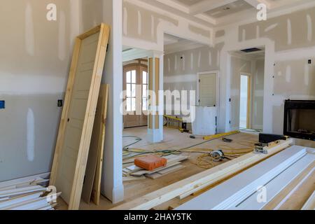 Ansicht der Türleiste am Stapler aus Holzmaterial mit neuem Haus im Bau Stockfoto