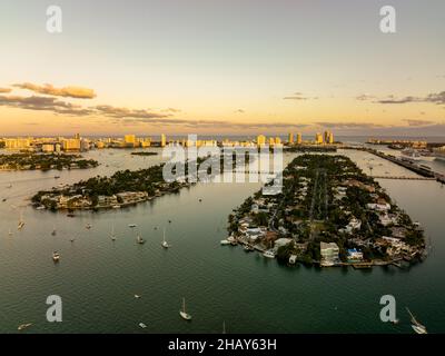 Luftpanorama Miami Beach Luxus-Inselhäuser an der Bucht Stockfoto