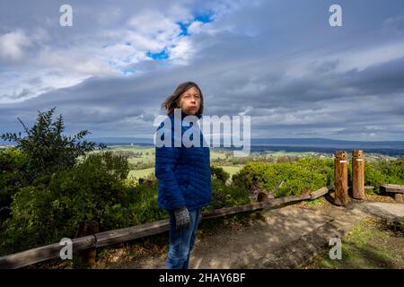 Kraftvolle Porträts von Frauen mittleren Alters in Hügeln mit Blick auf die Bucht von San Francisco Stockfoto