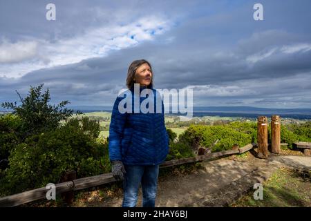 Kraftvolle Porträts von Frauen mittleren Alters in Hügeln mit Blick auf die Bucht von San Francisco Stockfoto