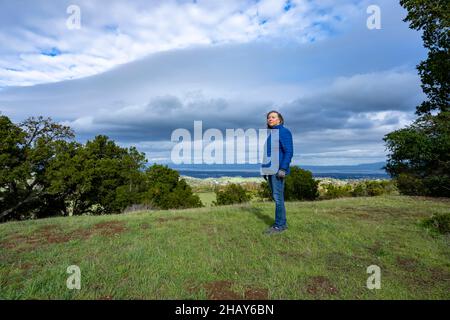 Kraftvolle Porträts von Frauen mittleren Alters in Hügeln mit Blick auf die Bucht von San Francisco Stockfoto