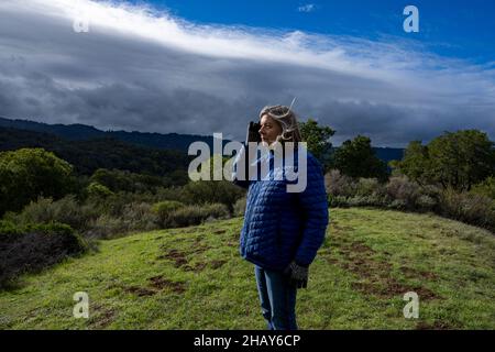 Kraftvolle Porträts von Frauen mittleren Alters in Hügeln mit Blick auf die Bucht von San Francisco Stockfoto