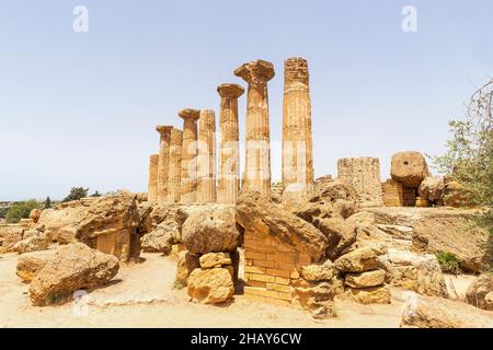 Wunderschöne Landschaften des Herkulestempels (Tempio di Ercole) im Tal der Tempel, Agrigent, Sizilien, Italien. Stockfoto