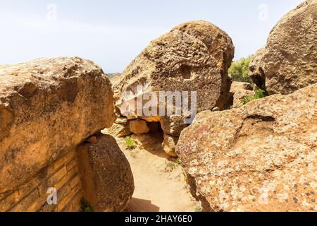 Wunderschöne Landschaften des Herkulestempels (Tempio di Ercole) im Tal der Tempel, Agrigent, Sizilien, Italien. Stockfoto