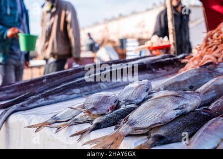 Nahaufnahme von verschiedenen rohen Fischen, die auf dem Markt zum Verkauf angeboten werden Stockfoto