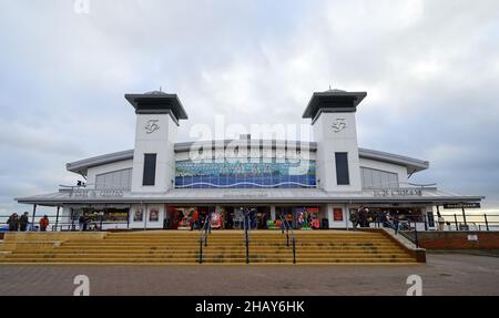 Felixstowe, Suffolk, Großbritannien: Der Eingang zum Felixstowe Pier und Treppen. Der Pier ist bei Touristen wegen seiner Spielhalle beliebt. Stockfoto