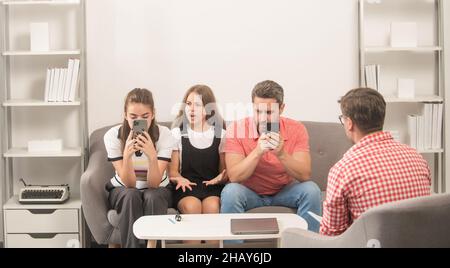 Psychologe geben Familientherapie für Telefon süchtig Papa Mutter und Tochter Mädchen, Beziehung Stockfoto