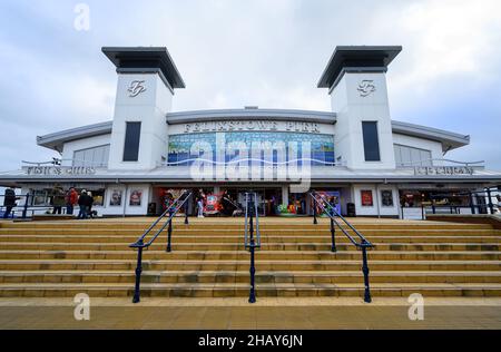 Felixstowe, Suffolk, Großbritannien: Der Eingang zum Felixstowe Pier und Treppen. Der Pier ist bei Touristen wegen seiner Spielhalle beliebt. Stockfoto