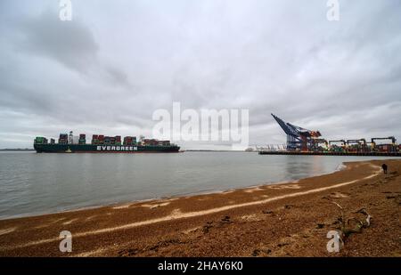 Felixstowe, Suffolk, Großbritannien: Ein großes Containerschiff fährt in den Hafen von Felixstowe ein. Der Hafen von Felixstowe ist einer der größten in Großbritannien. Stockfoto