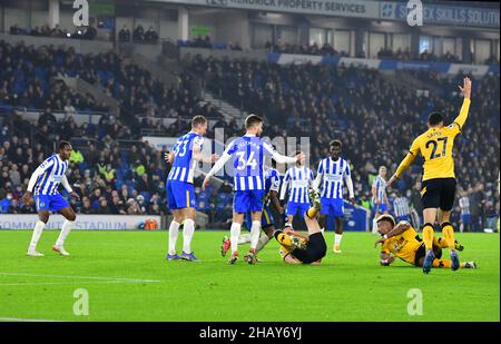 Brighton, Großbritannien. 15th Dez 2021. Wölfe-Spieler appellieren erfolglos für eine Strafe während des Premier League-Spiels zwischen Brighton & Hove Albion und Wolverhampton Wanderers beim Amex am 15th 2021. Dezember in Brighton, England. (Foto von Jeff Mood/phcimages.com) Quelle: PHC Images/Alamy Live News Stockfoto