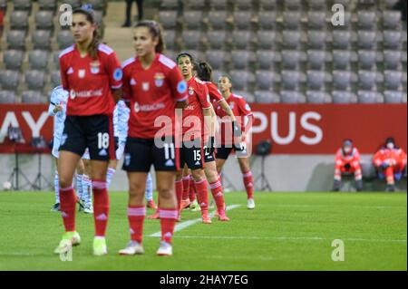 München, Deutschland. 15th Dez 2021. München, 15th 2021. Dezember: Spieler von Benfica Lissabon stehen während der UEFA Womens Champions League Group-Etappe zwischen dem FC Bayern München und Benfica Lissabon auf dem FC Bayern Campus in München an der Reihe. Sven Beyrich/SPP Kredit: SPP Sport Pressefoto. /Alamy Live News Stockfoto