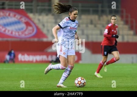 München, Deutschland. 15th Dez 2021. München, 15th 2021. Dezember: Sarah Zadrazil (25 FC Bayern München) während der UEFA Womens Champions League Group Etappe zwischen dem FC Bayern München und Benfica Lissabon auf dem FC Bayern Campus in München. Sven Beyrich/SPP Kredit: SPP Sport Pressefoto. /Alamy Live News Stockfoto