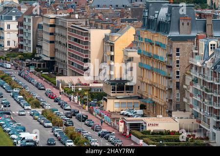 Dieppe, Frankreich - 30. Juli 2021: Stadtbild von Dieppe mit großen Wohngebäuden und Autos, die entlang der Straßen geparkt sind Stockfoto