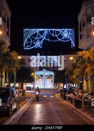 Menton, Frankreich - 6. Dezember 2021: Eine beleuchtete und weihnachtliche Straße in Menton, Frankreich, bei Nacht. Stockfoto