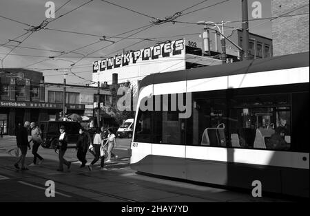 Vielbefahrene Kreuzung in der Innenstadt von Toronto Stockfoto