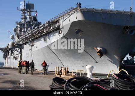 211213-N-LZ839-002 NORFOLK, VA. (1. Dezember 2021) - das amphibische Sturmschiff USS Iwo Jima (LHD 7) der Wasp-Klasse kommt am Norfolk Naval Station, VA. An, als sie ihren Wechsel vom 13. Dezember aus Mayport, Florida, beendet. Iwo Jima ist nach der Schlacht von Iwo Jima im Zweiten Weltkrieg benannt Das Schiff wurde 2001 in Betrieb genommen. Iwo Jima ist in Norfolk Naval Station, VA. (USA Navy Foto von Mass Communication Specialist 3rd Class Darren Newell) Stockfoto