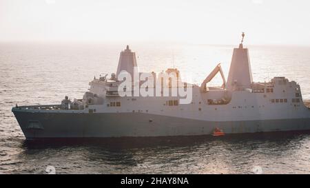 211214-M-HB658-1063 GOLF VON ADEN (DEZ 14, 2021) das Amphibientransportschiff USS Portland (LPD 27) senkt ein statisches Trainingsziel in den Golf von Aden, bevor es am 14. Dezember eine Demonstration eines Hochenergie-Laserwaffensystems durchführt. Während der Demonstration engagierte der Festkörperlaser – Technologie Reifung Laser Weapons System Demonstrator Mark 2 MOD 0 an Bord von Portland erfolgreich das Trainingsziel. (USA Marine Corps Foto von Staff Sgt. Donald Holbert) Stockfoto