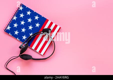 Notebook mit USA-Flagge und Kopfhörern. Konzept des Englischunterrichts Stockfoto