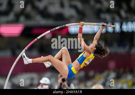 Angelica Bengtsson nimmt an den Olympischen Spielen 2020 in Tokio in der Disziplin „Stabhochsprung“ Teil. Stockfoto