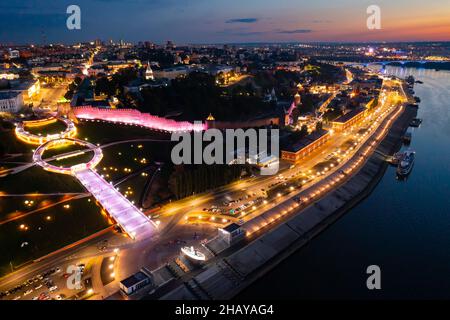 Nachtansicht von Nischni Nowgorod auf der Wolga mit Kreml und Chkalowskaja Treppe, Russland Stockfoto