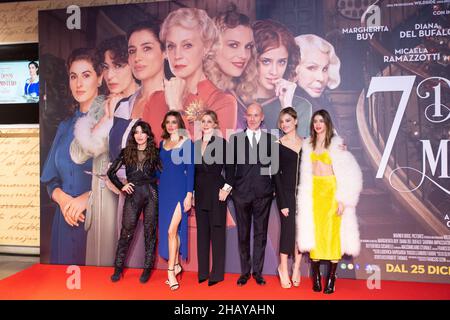 Rom, Italien. 15th Dez 2021. Cast nimmt an der Premiere des Films '7 Donne e un Mistero' in Rom Teil (Foto: Matteo Nardone/Pacific Press) Quelle: Pacific Press Media Production Corp./Alamy Live News Stockfoto