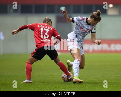 Lucia Alves (13 Benfica Lissabon) und Karolina Lea Vilhjalmsdottir (23 FC Bayern München) während der UEFA Womens Champions League 2021/2022, Gruppenphase zwischen dem FC Bayern München und Benfica Lissabon auf dem FC Bayern Campus in München. Michaela Merk Stockfoto