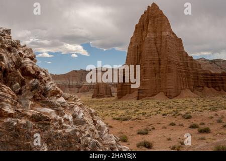 Glass Mountains vor den Tempeln der Sonne und des Mondes im Capitol Reef National Park Stockfoto