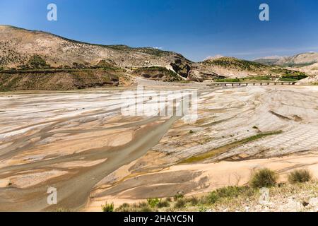 Cendere River(Bach), Kahta River, flussaufwärts von Euphrates, Cendere Bridge( Severan Bridge) in der Ferne, Kahta, Adıyaman Province, Türkei, Asien Stockfoto