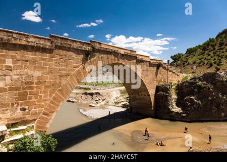 Cendere-Brücke (Severan-Brücke), antike römische Brücke mit korinthischen Säulen, Fluss Kahta, Fluss Cendere, Kahta, Provinz Adıyaman, Türkei, Asien Stockfoto