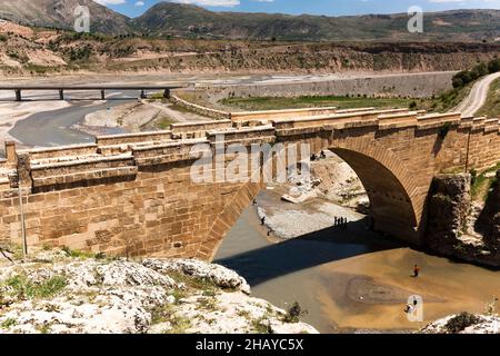 Cendere-Brücke (Severan-Brücke), antike römische Brücke mit korinthischen Säulen, Fluss Kahta, Fluss Cendere, Kahta, Provinz Adıyaman, Türkei, Asien Stockfoto