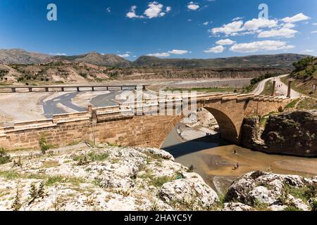 Cendere-Brücke (Severan-Brücke), antike römische Brücke mit korinthischen Säulen, Fluss Kahta, Fluss Cendere, Kahta, Provinz Adıyaman, Türkei, Asien Stockfoto