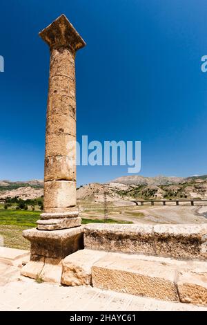 Cendere-Brücke (Severan-Brücke), antike römische Brücke mit korinthischen Säulen, Fluss Kahta, Fluss Cendere, Kahta, Provinz Adıyaman, Türkei, Asien Stockfoto