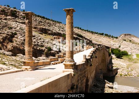Cendere-Brücke (Severan-Brücke), antike römische Brücke mit korinthischen Säulen, Fluss Kahta, Fluss Cendere, Kahta, Provinz Adıyaman, Türkei, Asien Stockfoto