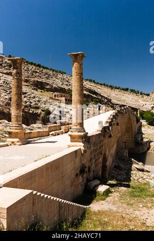 Cendere-Brücke (Severan-Brücke), antike römische Brücke mit korinthischen Säulen, Fluss Kahta, Fluss Cendere, Kahta, Provinz Adıyaman, Türkei, Asien Stockfoto
