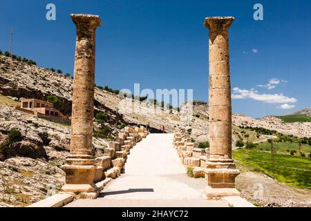 Cendere-Brücke (Severan-Brücke), antike römische Brücke mit korinthischen Säulen, Fluss Kahta, Fluss Cendere, Kahta, Provinz Adıyaman, Türkei, Asien Stockfoto