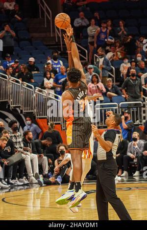 Orlando, Florida, USA, 15. Dezember 2021, Orlando Magic Forward Wendell Carter Jr #34 gewinnt den Ball während des Eröffnungstips im Amway Center. (Foto: Marty Jean-Louis) Stockfoto