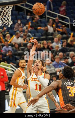 Orlando, Florida, USA, 15. Dezember 2021, Atlanta Hawks Guard Trae Young #11 macht eine Aufnahme im Amway Center. (Foto: Marty Jean-Louis) Stockfoto