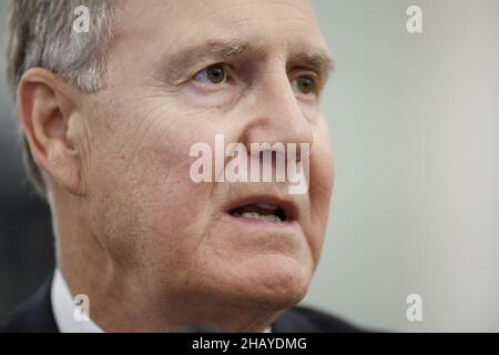 Washington, Usa. 15th Dez 2021. Doug Parker, CEO von American Airlines, bezeugte am Mittwoch, den 15. Dezember 2021, vor dem Ausschuss für Handel, Wissenschaft und Transport des Senats im Russell Senate Office Building auf dem Capitol Hill in Washington, DC. Die Führungskräfte des Luftverkehrs sagten während der Aufsichtsanhörung über den aktuellen Stand der US-Luftfahrtbranche aus. Pool Foto von Chip Somodevilla/UPI Kredit: UPI/Alamy Live News Stockfoto