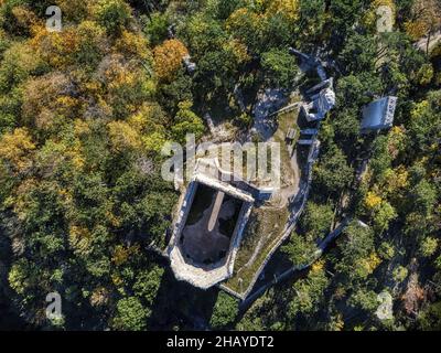 Luftaufnahme der Ruine von Schloss Mödling in Österreich Stockfoto