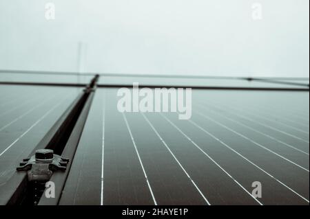 Seitenstütze zwischen Solarmodulen an einer neuen Installation auf einem Wohndach montiert Stockfoto