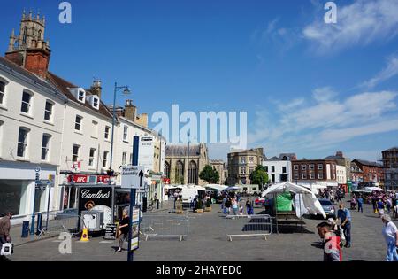 Leute, die an einem Sommertag an den Marktständen im Zentrum von Boston einkaufen Stockfoto