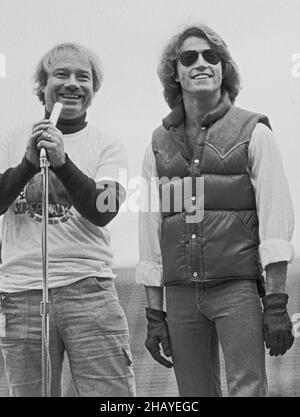 Andy Gibb der Bee Gees-Rockgruppe auf der rechten Seite und DJ Don Rose auf der Bühne im Kezar-Stadion beim jährlichen März des Dimes Walkathon in San Francisco, Kalifornien, 1978 Stockfoto