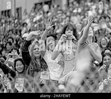 Die Teilnehmer bejubeln Andy Gibb der Bee Gees-Rockgruppe im Kezar-Stadion beim jährlichen Marsch of Dimes-Spendenrennen Walkathon in San Francisco, Kalifornien, 1978 Stockfoto