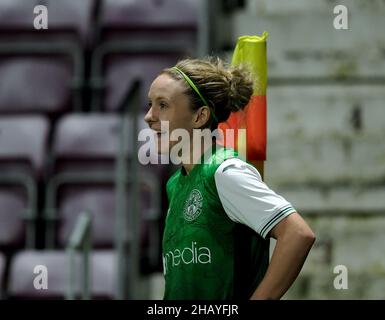 Edinburgh, Großbritannien. 15th Dez 2021. Tynecastle Park, Edinburgh, Scot Rachael Boyle (Hibernian, #23) ist kleiner als die Eckflagge während des SWPL1-Matches zwischen Hearts und Hibernian im Tynecastle Park in Edinburgh, Schottland. Park's Motor Group Scottish Women's Premier League 1 Alex Todd/SPP Credit: SPP Sport Press Photo. /Alamy Live News Stockfoto