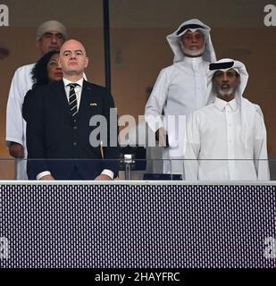 Doha, Katar. 15th Dez 2021. FIFA-Präsident Gianni Infantino (L) und der Präsident des katarischen Fußballverbands Sheikh Hamad bin Khalifa bin Ahmed al-Thani (R) stehen für die Nationalhymnen vor dem Halbfinale des FIFA Arab Cup Qatar 2021 zwischen Katar und Algerien im Al Thumama Stadium in Doha, Katar, am 15. Dezember 2021. Kredit: Nikku/Xinhua/Alamy Live Nachrichten Stockfoto
