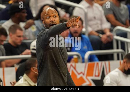 Orlando, Florida, USA, 15. Dezember 2021, Atlanta Hawks stehen dem Orlando Magic Head Coach Jamahl Mosley im Amway Center gegenüber. (Foto: Marty Jean-Louis) Stockfoto