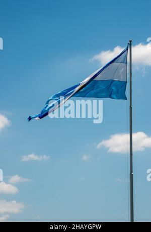 Argentinische Flagge am Himmel Stockfoto